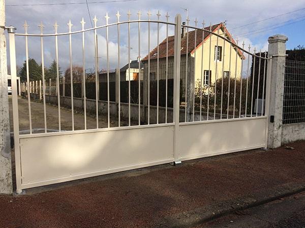 Fabrication d'un portail à 2 vantaux thermolaqué. Adaptation des fixations sur l'existant. Poteaux béton et pose d'une motorisation