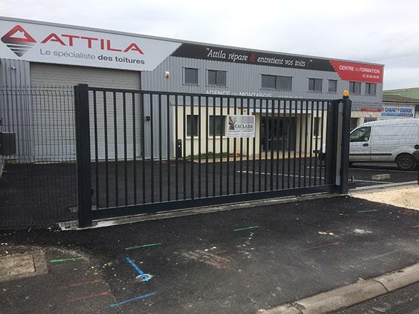 Fabrication et pose de 2 portails coulissants 8 mètres de long et 1,50m de haut. Portail grande longueur site industriel