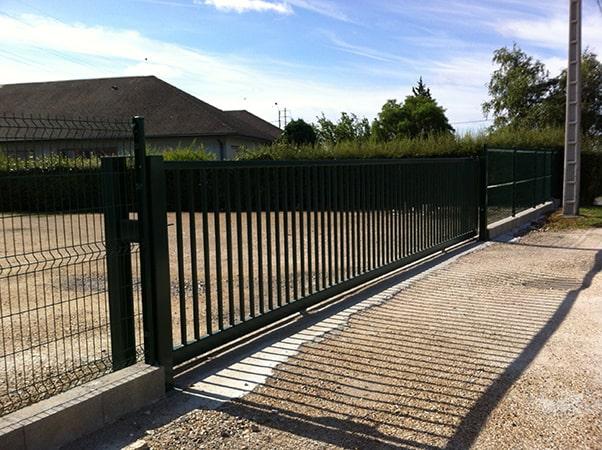 Fabrication et pose sur mur existant d'une clôture de 20 mètres de long et 1,70m de haut. Festonnage démontable, poteaux scellés chimiquement, barreaudage en rond