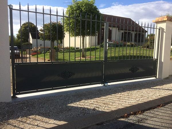 Portail acier 2 vantaux, posé sur crapodine basse avec graisseur sur roulement conique. Pivot haut réglable sur roulement, renfort du sous bassement en prévision d'une motorisation