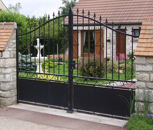 Fabrication et  pose d'un portail 2 vantaux avec chapeau de gendarme, motorisation à bras compas et renfort de sous bassement