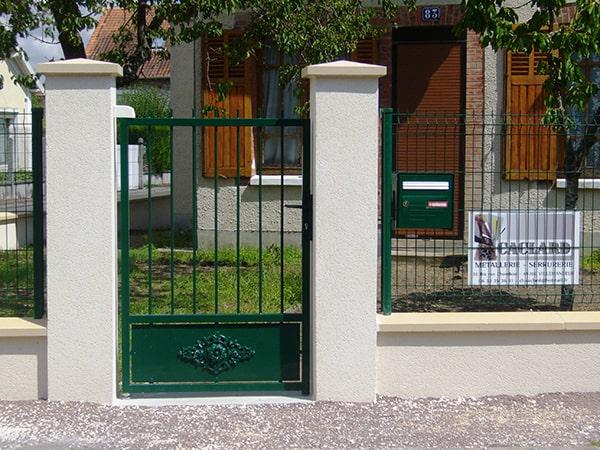 Fabrication et pose d'un portillon acier avec sous bassement démontable, rosace en fonte. Pose d'éléments grillagés rigides et intégration de la boîte aux lettres