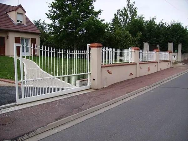 Clôture similaire au portail coulissant. Ensemble thermolaqué couleur BLANC