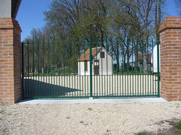 Fabrication et pose sur site Monuments de France d'un portail 2 vantaux à barreaudage carré et sous-bassement double barreaudage.