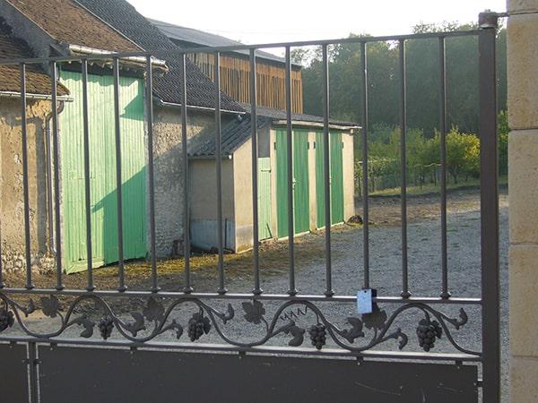 Création et insertion d'un panneau décoratif forgé sur la partie intermédiaire du portail