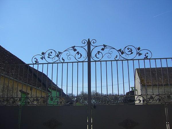 Fabrication d'un fronton sur mesure pour habiller le portail. Rond cintré, feuilles et grappes de raisin