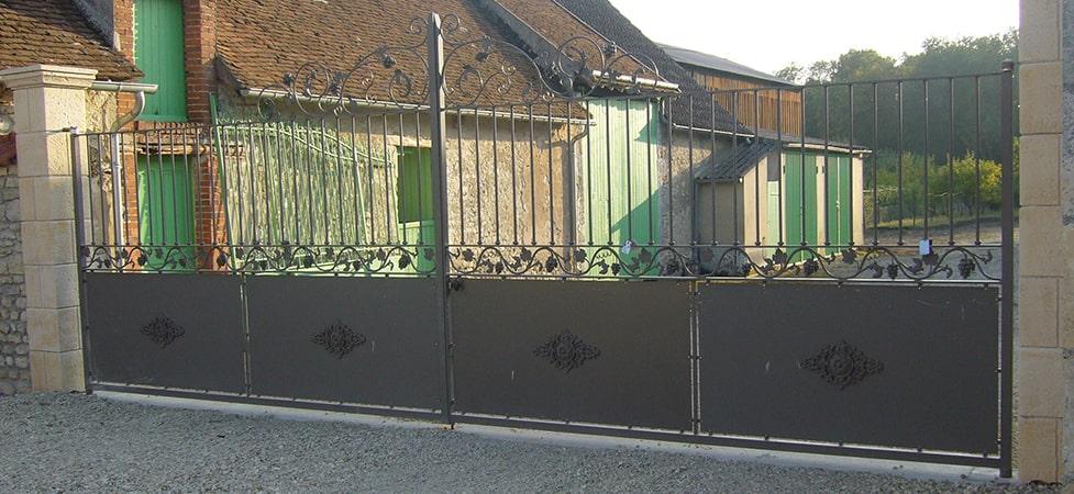 Portail acier 2 vantaux de 8 mètres avec sous bassement en tôle démontable, volutes et grappes de raisin