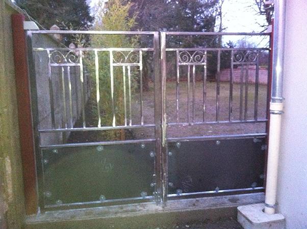 Reproduction à neuf d'un portillon en portail 2 vantaux. Ensemble peint antirouille et finition