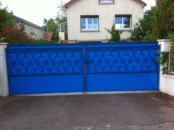 Restauration d'un portail 2 vantaux. Sablage au four de l'ensemble, pose d'un festonnage en tôle et thermolaquage 2 couleurs