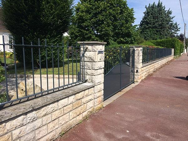 Pose et réalisation de la clôture similaire au portail acier. Thermolaquage gris anthracite RAL 7016