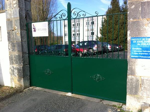 Fabrication complète portail acier à 2 vantaux suite à sa destruction totale par un VL. Thermolaquage vert pour protection contre la corrosion