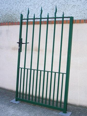 Portillon à barreaudage carré et sous bassement à double barreaudage. Thermolaqué et pose sur site pour les Monuments de France