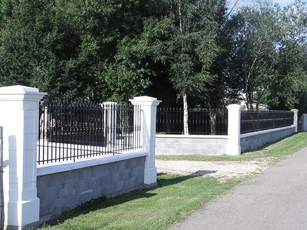 Vue d'ensemble de la clôture à barreaudage