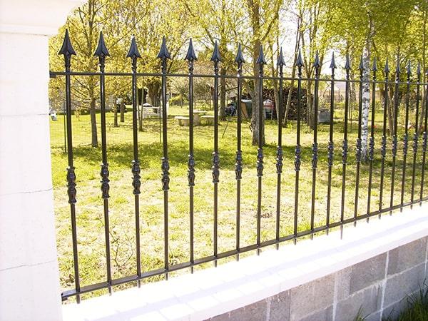 Réalisation et pose d'une clôture avec barreaudage droit, ornement central vissé et pointes soudées