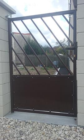 Réalisation d'un portillon similaire au portail coulissant. Pose par scellement chimique du pivot haut sur roulement et réglable, et, pivot bas avec axe à bille avec graisseur