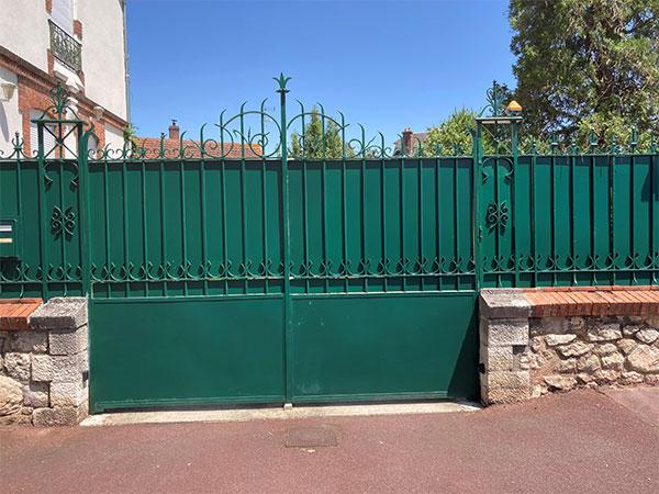 Restauration d’un portail acier datant des années 1900 , travaux sur place sans dépose de l’ensemble