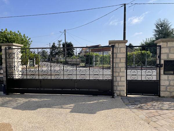 Après: transformation du portail en portail coulissant avec motorisation