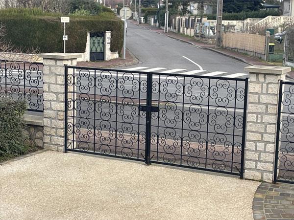 Avant : portail deux vantaux