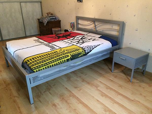 Chambre Ado : Fabrication lit structure acier et démontable ; Fabrication table de chevet acier assortie