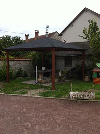 Pergola ossature métallique : Pose d'une toiture bois, intérieur en lambris vernis, extérieur revêtement ardoise, éclairage intégré dans l'ossature