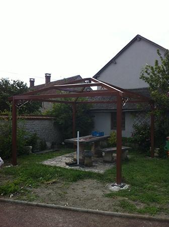 Fabrication et pose pergola ossature métallique, 4 pans, 4 poteaux chevillés sur massif béton