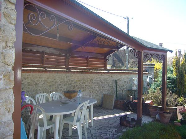 Fabrication et pose d'une pergola ossature métallique avec reprise sur un mur existant