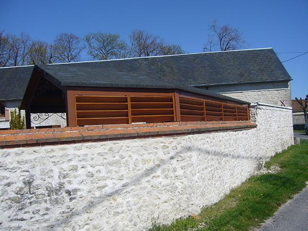 Pergola : Pose de claustras bois sur mur et couverture type ardoise