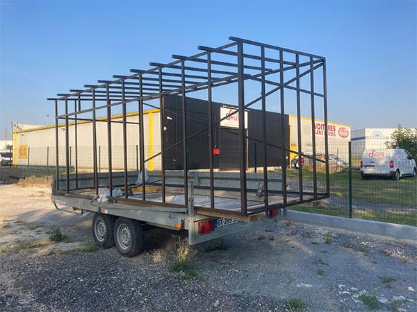 Fabrication et pose d’une verrière métal avec thermo laquage brun sablé de 2 m 4,60 sur un mur en brique