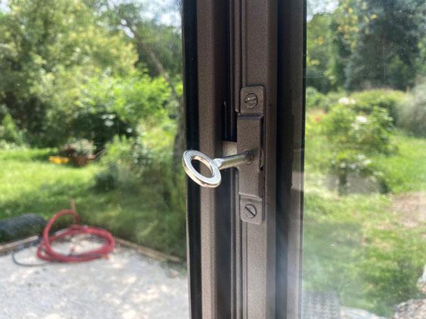 Serrure et clé à bateuse fixer sur les pare close et thermo laqué du même nuancier pour un esthétique parfait