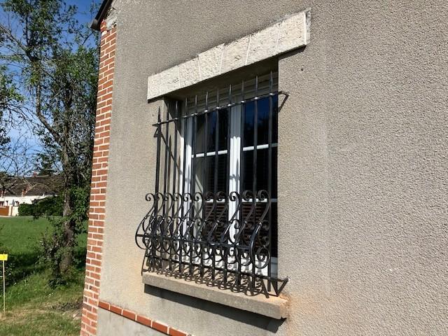 grille de défense sur fenêtre extérieure