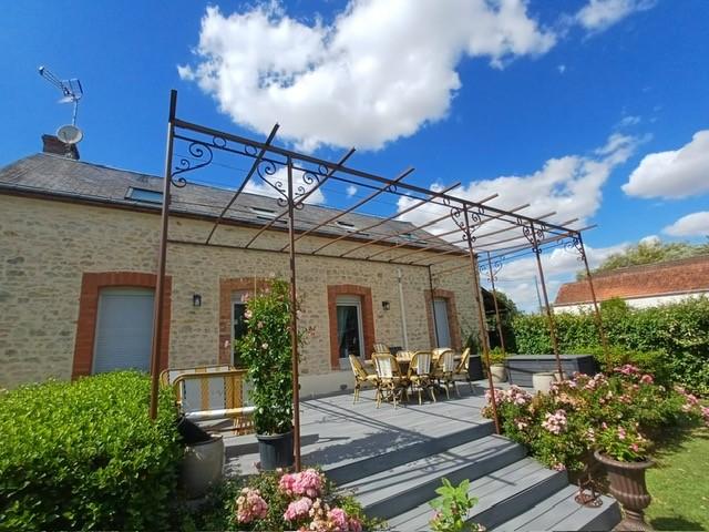 fabrication pergola en acier thermo laqué RAL : mars sablé. De 7,5 m x 3,5 m. Toiture en fer à T et câble inox pour toiture végétal.