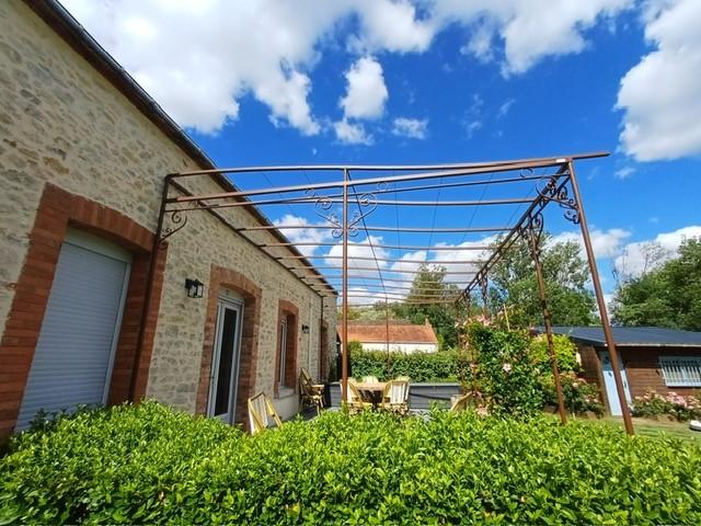 fabrication pergola en acier thermo laqué RAL - mars sablé. De 7,5 m x 3,5 m. Toiture en fer à T et câble inox pour toiture végétal.