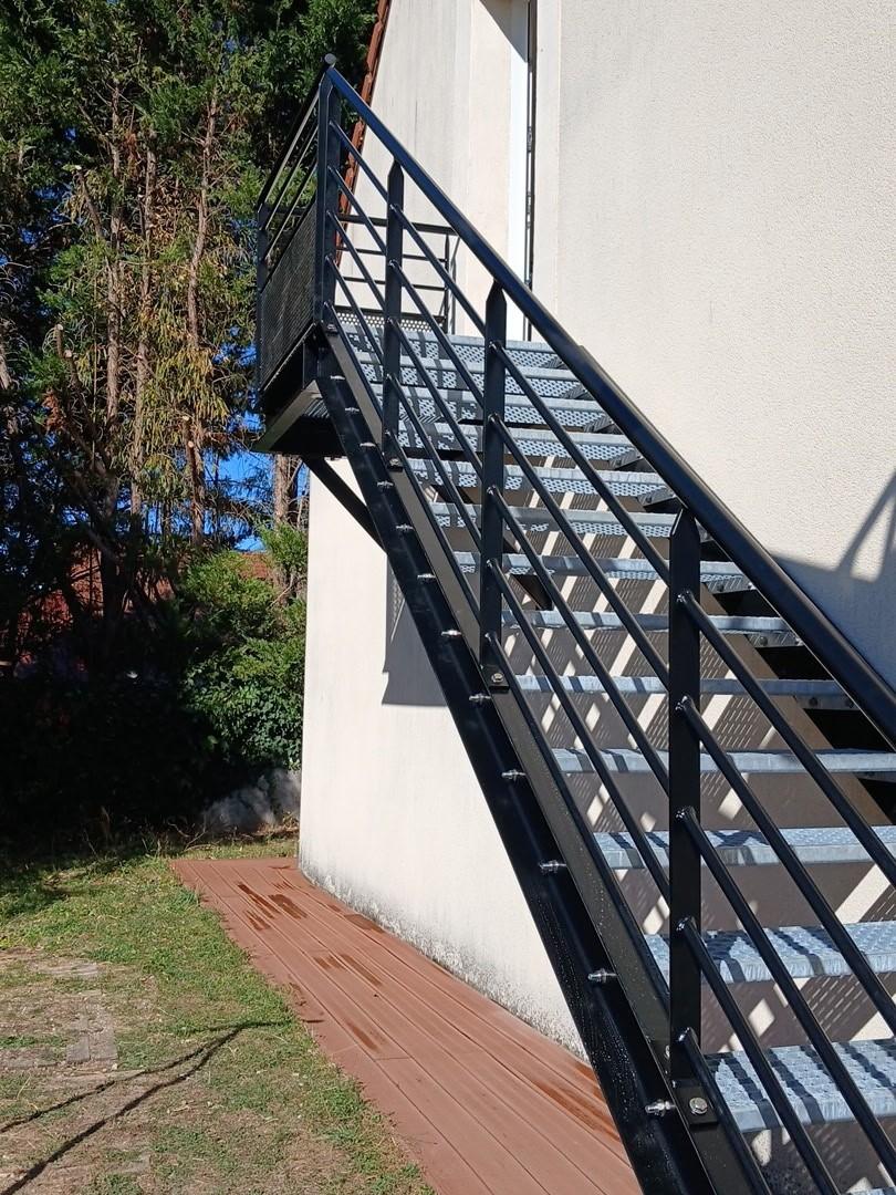 fabrication et pose d’un escalier avec palier en acier thermo laqué noir mat et marches galvanisées